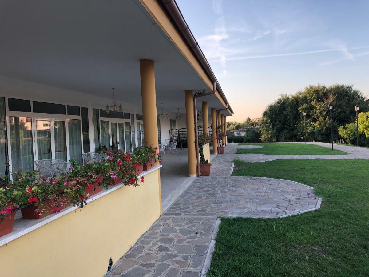 Agriturismo "Lo Zafferano" アプリーリア エクステリア 写真